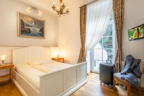布罗登巴赫苏尔波斯特罗曼蒂克丝酒店的一间卧室设有一张床和一个窗口