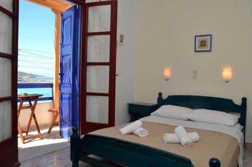 考弗尼西亚佩特里诺之旅酒店的一间卧室配有带毛巾的床