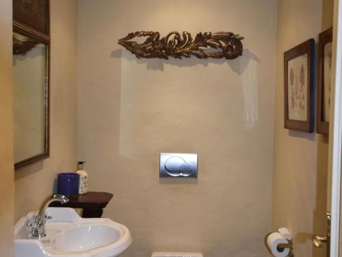 圣塔克里斯蒂纳阿鲁Villa swing的一间带水槽和卫生间的浴室