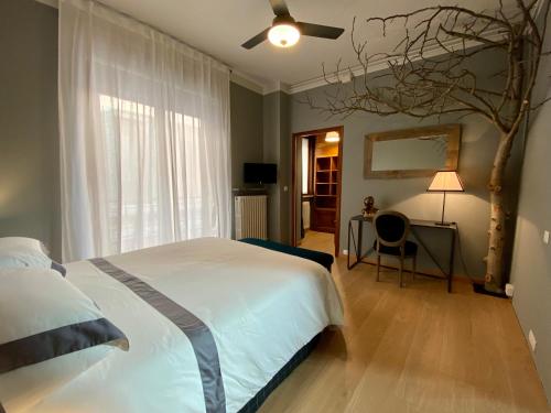 博尔戈马内罗Momi的卧室配有一张床,墙上有树枝