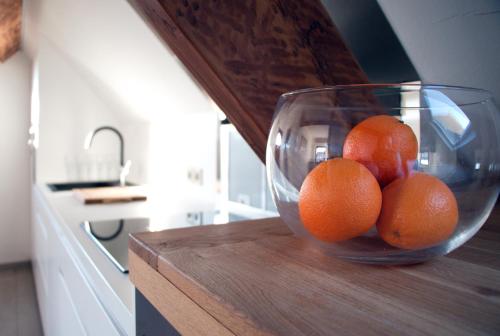 KampenhoutDe Heide, cozy apartment with separate entrance的厨房里的碗橘子