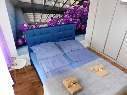 比托姆Apartament Kraszewskiego的一间卧室配有蓝色的床和2条毛巾