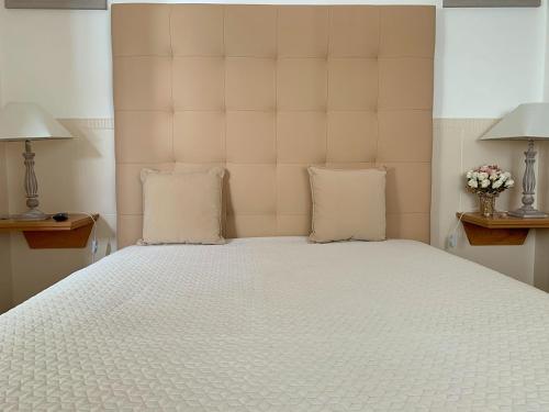 纳扎雷Duarte Houses - Casa T1 - com vista mar的卧室配有一张带两个枕头的大白色床