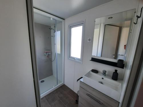 利托Savina的一间带水槽、淋浴和镜子的浴室