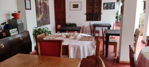 莱瓦镇波萨达门德拉别墅 的一间用餐室,配有一张带白色桌布的桌子