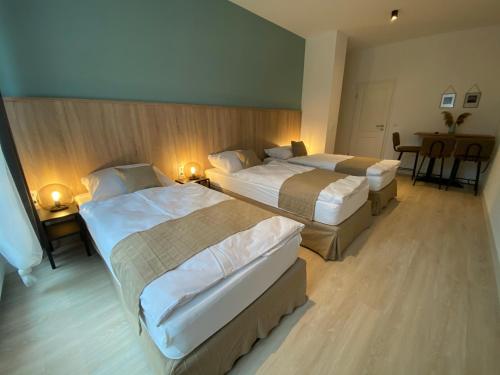 汉诺威Aparthotel Charlotten的酒店客房设有两张床和一张桌子。