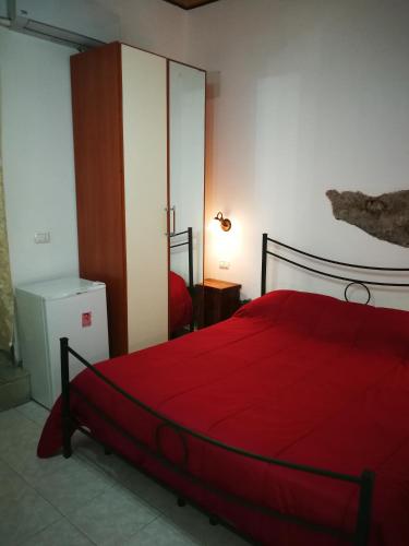 卡塔尼亚Casa del vico的一间卧室配有一张红色棉被的床
