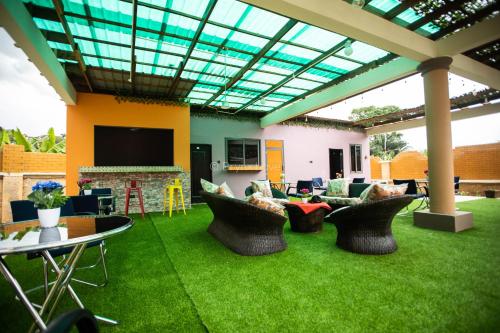 海岸角Brynx Haven - Cape Coast的客厅设有绿草庭院