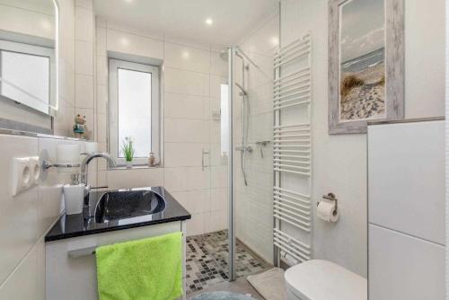ZirkowFerienwohnung Kornblume的白色的浴室设有水槽和淋浴。