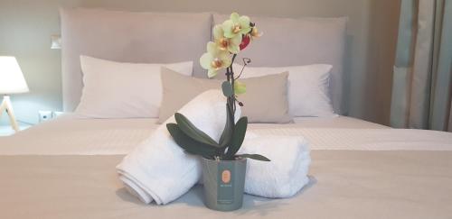 阿利韦里翁Villa Marelia apartments的床上的花瓶,带毛巾
