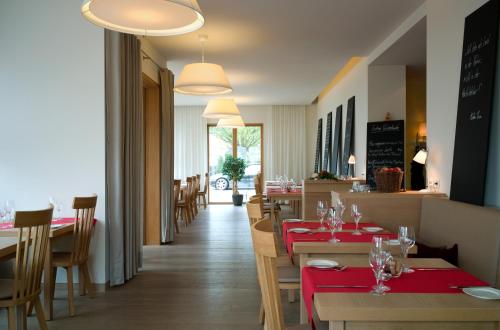 LonguichWeinKulturgut Longen-Schlöder的一间带红色桌椅的餐厅和一间用餐室