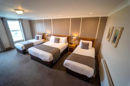 巴利利芬拜洛里芬Spa旅馆的酒店客房设有两张床和窗户。