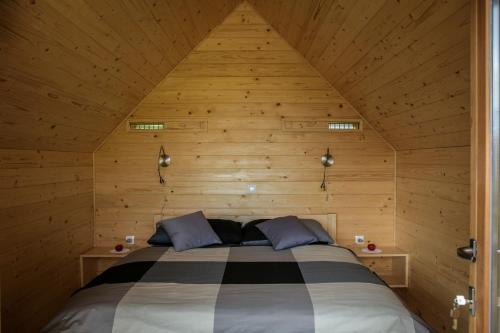 科巴里德Glamping Kranjc的小木屋内一间卧室,配有一张床
