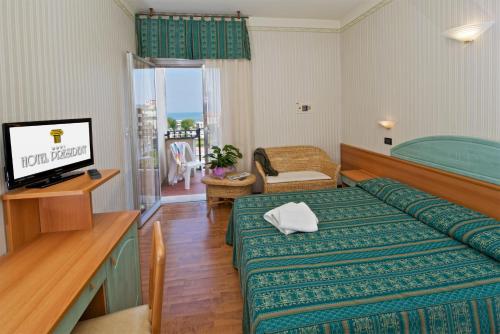 卡托利卡Hotel President的酒店客房,配有床和电视