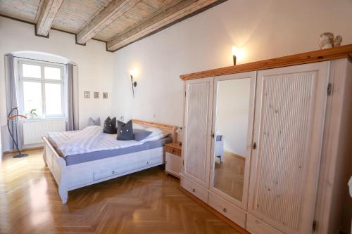 皮尔纳Apartment-Vermietung Ute Fürwitt的一间卧室配有一张床和一个大衣柜