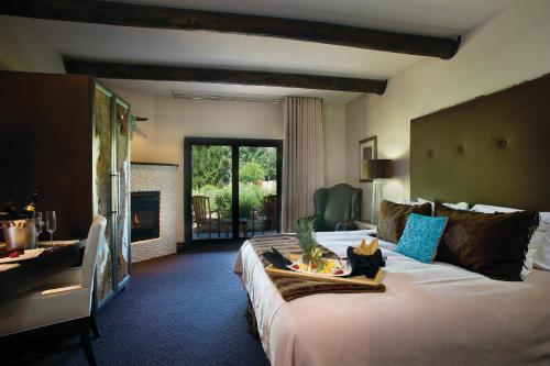 陶斯El Monte Sagrado Resort & Spa的酒店客房设有一张大床和一张书桌。