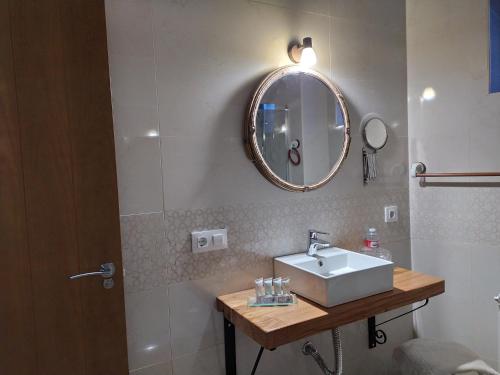 TrevejoLa Lagareta de Olivia的一间带水槽和镜子的浴室