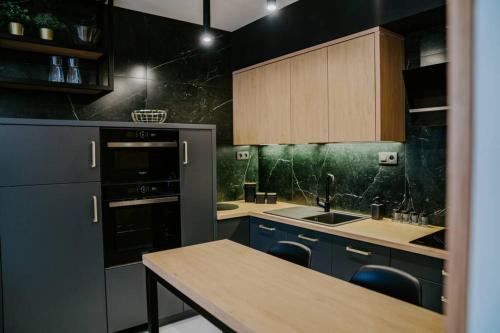 波普拉德APARTMENT A&D Downtown的厨房配有蓝色橱柜和台面