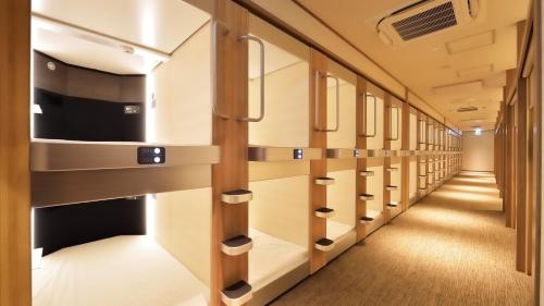 Cabin & Capsule Hotel J-SHIP Osaka Namba - Vacation STAY 24724v客房内的一张或多张双层床