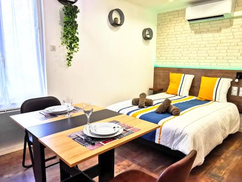 里摩日Skyline Residence "Smart-Concept"的一间卧室配有一张床和一张餐桌