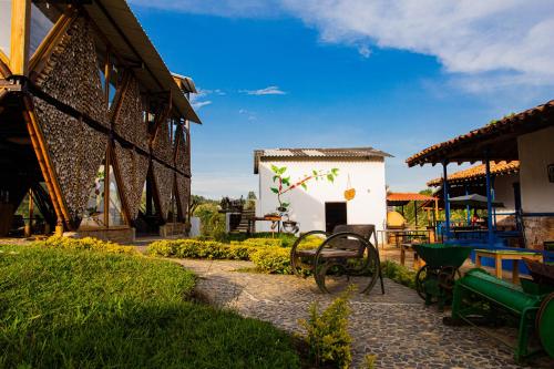 杰里科Riverside Ecoliving Space的一个带长椅的花园和一个蓝天建筑