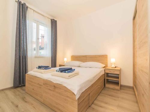 奈维斯Apartments in Njivice/Insel Krk 27657的一间卧室设有一张大床和一个窗户。