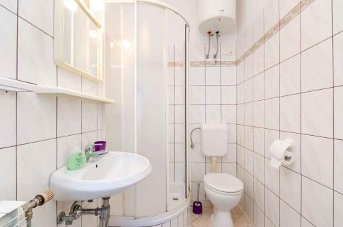 索帕尔茨卡Two-Bedroom Apartment in Crikvenica XXXIII的白色的浴室设有卫生间和水槽。