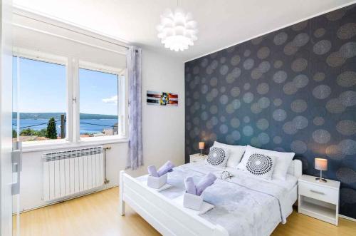索帕尔茨卡Two-Bedroom Apartment in Crikvenica XXXIII的一间卧室设有一张大床和一个大窗户