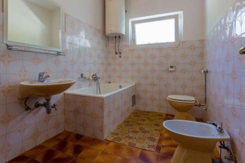 德拉马利Apartment in Crikvenica 5555的带浴缸、盥洗盆和卫生间的浴室
