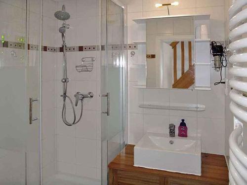 奥斯特西巴德钦诺维茨Holiday home in Zinnowitz (Seebad) 33031的带淋浴和盥洗盆的白色浴室