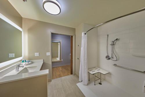 Holiday Inn Express & Suites - Hermiston Downtown, an IHG Hotel的一间浴室