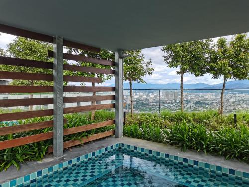 吉隆坡Eko Cheras Residences by De Space的享有城市景致的游泳池