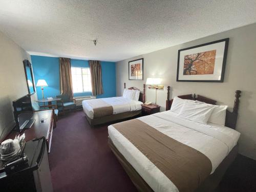 布兰森秀岭酒店的酒店客房设有两张床和电视。