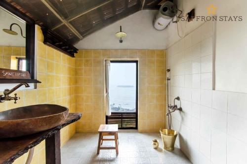 SaffronStays Villa 270, Dapoli的一间浴室