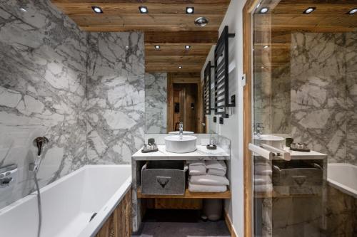 瓦勒迪泽尔Penthouse Best View - Les Chalets COVAREL的带浴缸和盥洗盆的浴室