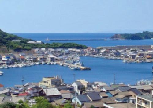 壹岐市Iruka House 1 - Vacation STAY 9266的享有海港和水中船只的景色