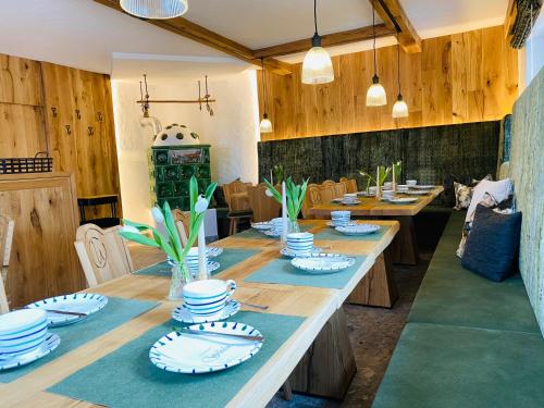 多弗加斯坦Wengerbauer的一张长木桌,上面有蓝色和白色的菜肴
