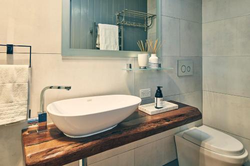 克莱德Dunstan Times的浴室设有木制柜台上的白色大水槽
