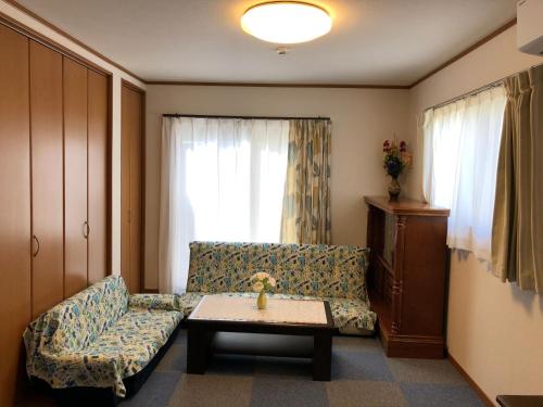 东伊豆町Izu Shirada Villa 伊豆白田家的客厅配有沙发和桌子