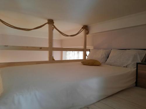 利沃夫Сьоме Небо的卧室设有一张白色大床和一扇窗户。