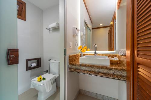 塞古罗港奎塔多索海滩酒店的浴室配有白色卫生间和盥洗盆。