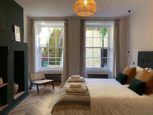爱丁堡Royal Bolthole的一间卧室设有一张大床和两个窗户。