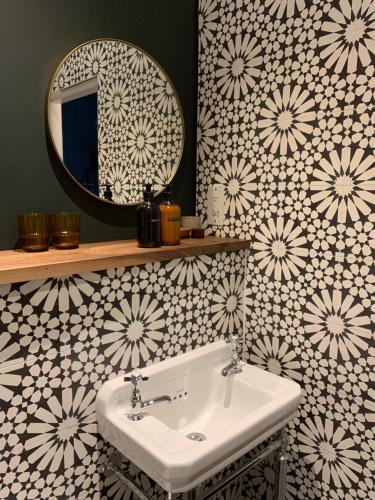 爱丁堡Royal Bolthole的浴室设有水槽和墙上的镜子