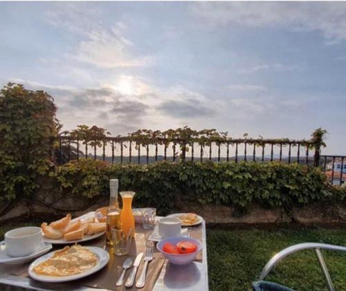 索托德拉马里纳莫伦纳旅馆的一张带食物的桌子,享有海景