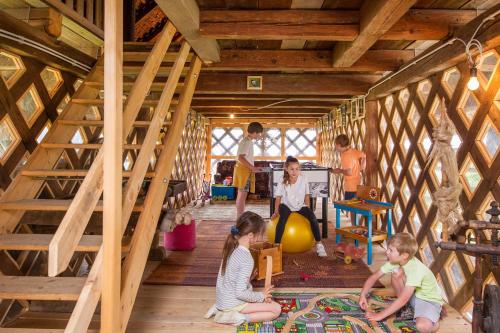 拉什科皮尔克农场住宿酒店的一群儿童在木屋里玩耍