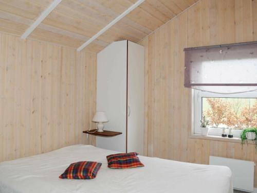 ÅrøsundHoliday Home Raade III的一间卧室配有一张带两个枕头的床