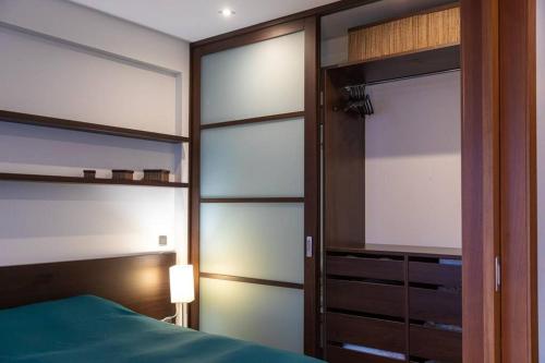 里加Cozy river-side apartment right in Riga的一间卧室设有一张床和一个滑动玻璃门
