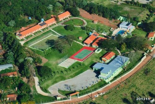 阿蒂巴亚Recanto Julubi Atibaia的享有带网球场的房屋的空中景致