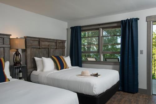 BomoseenLake Bomoseen Lodge的酒店客房设有两张床和窗户。