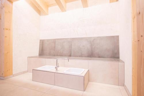 里茨勒恩Alpengasthof Hörnlepass的客房内的白色浴室设有水槽